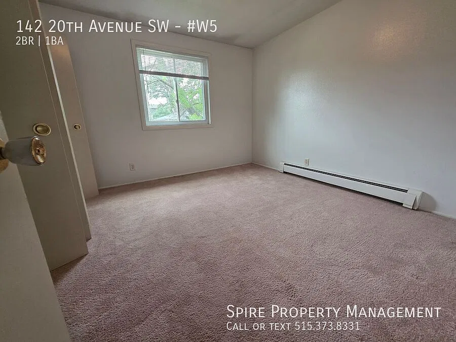 SW Great location large 2 bedroom 1 bath secure entry, heat and water paid! — Photo 4