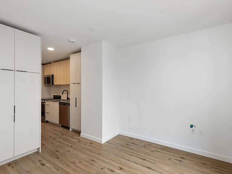 CHRONICLE: Stylish Wallingford Studios with Full Appliance Package & Premium Amenities — Photo 10
