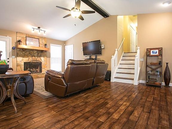 3rd image of 810 Creek Dr