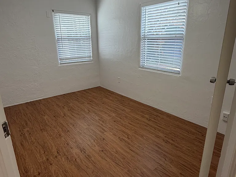 114 E Evans St — Photo 12