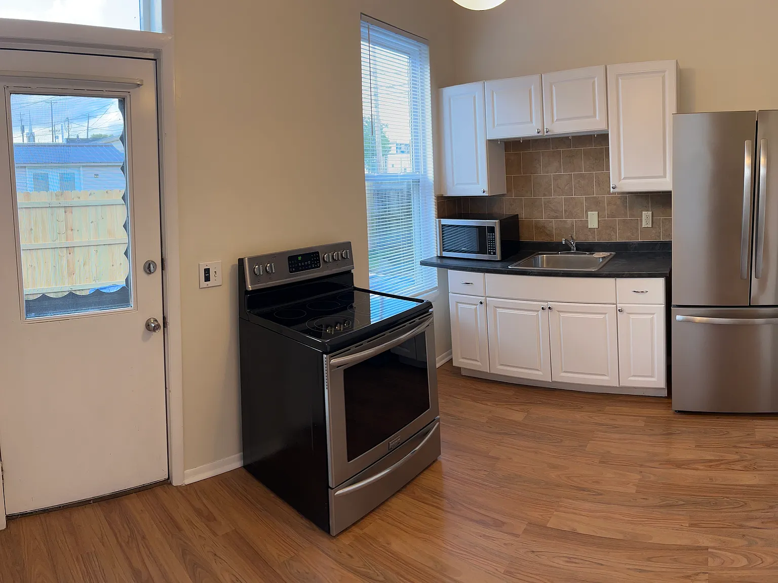 2 bed, 900 sqft, $1,600 — Photo 4