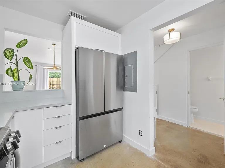 421 SW 3rd St #16 — Photo 4