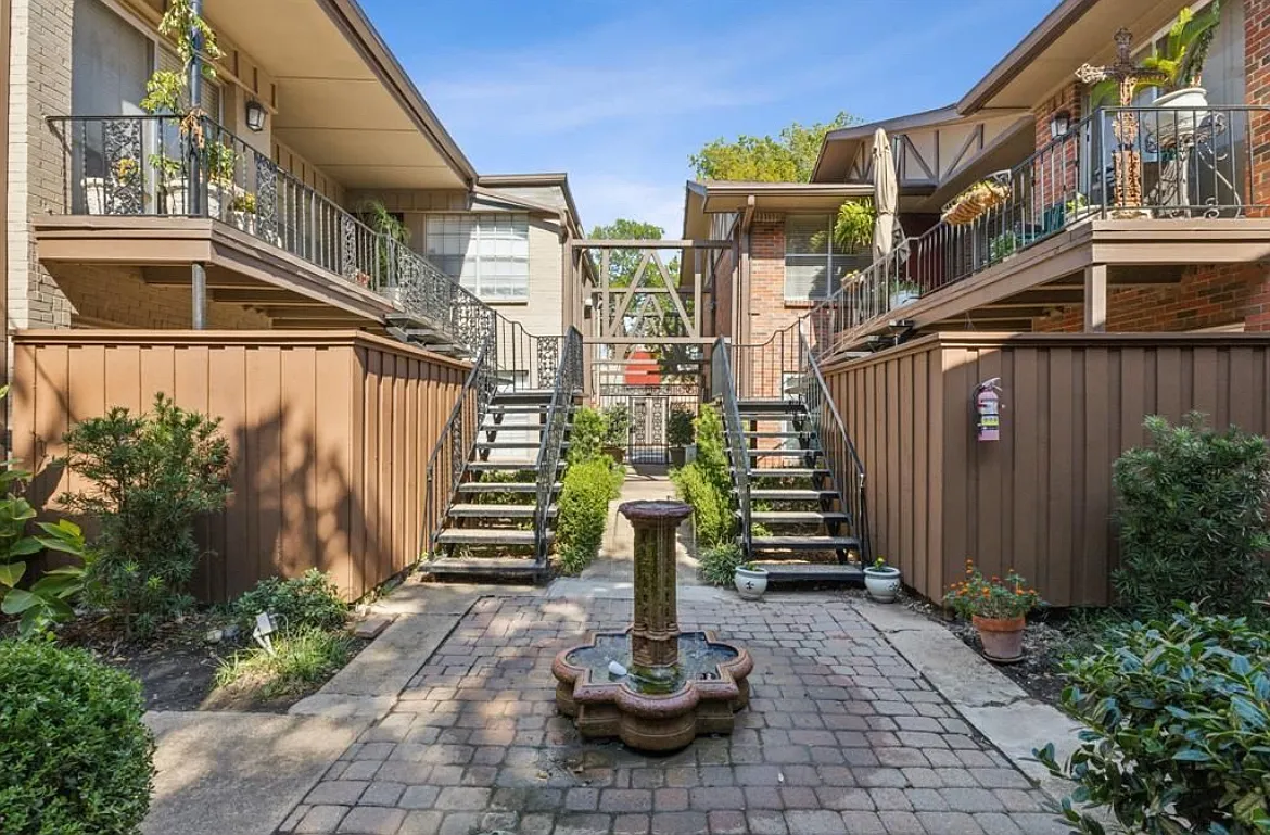 2 bed, 1000 sqft, $1,795 — Photo 2