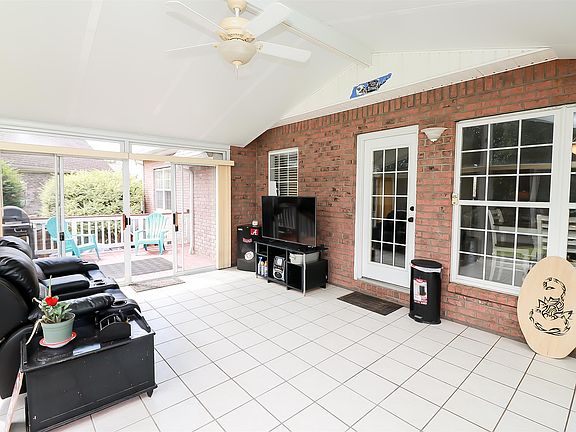 3rd image of 3096 Vicwood Dr