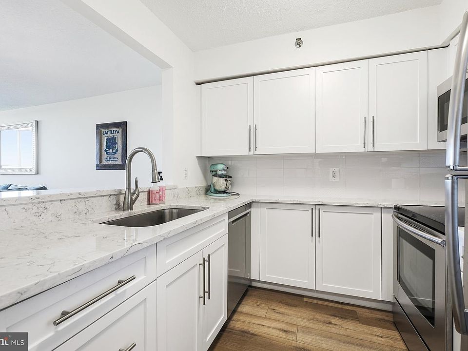 1st image of 10101 Grosvenor Pl APT 910