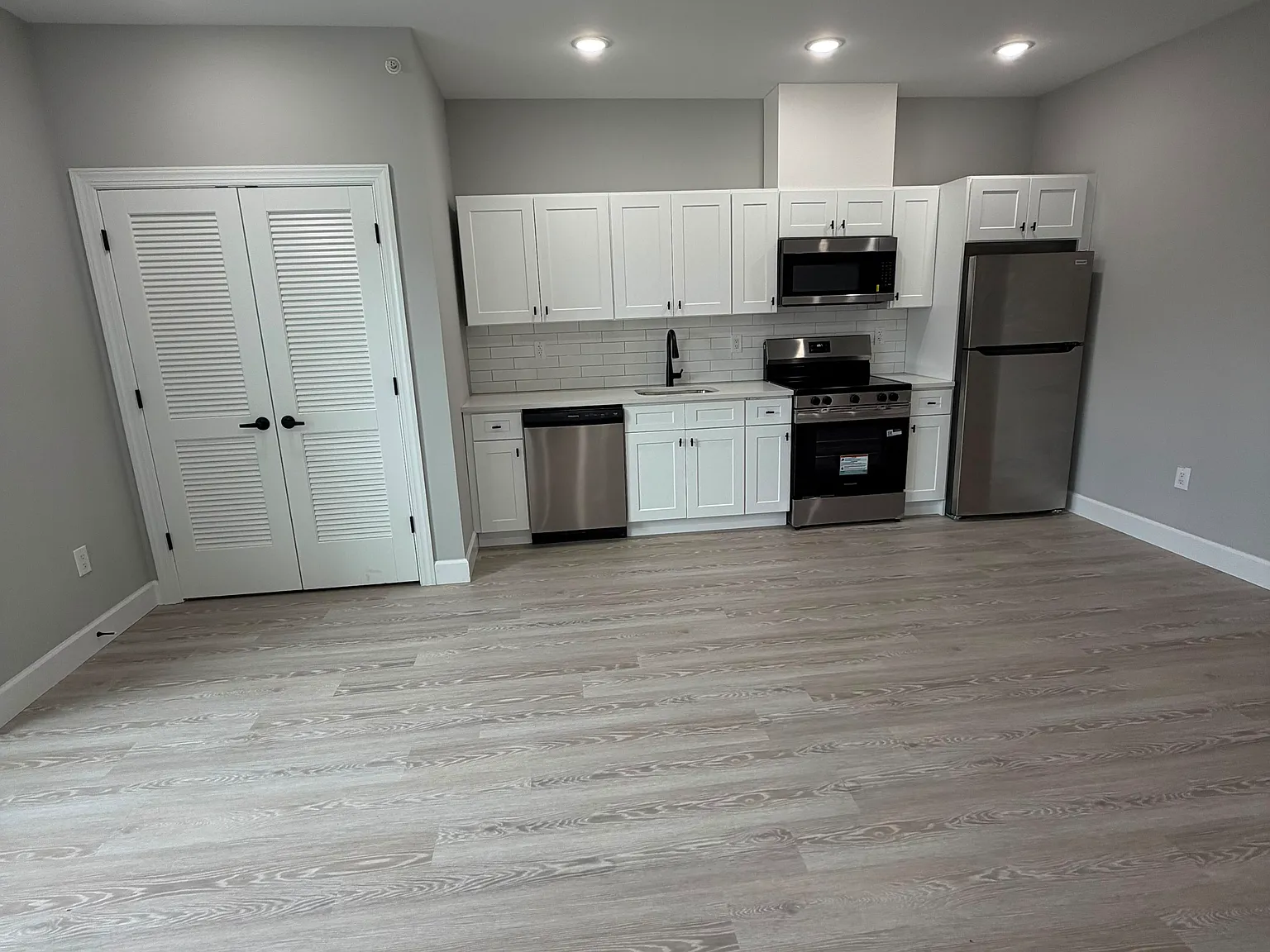 1 bed, $1,818 — Photo 2