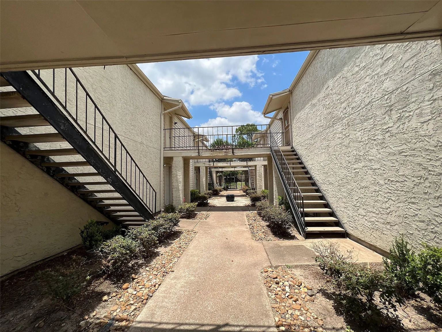 1 bed, 1.0 bath, 690 sqft, $880 — Photo 3