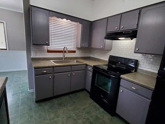 Kitchen - with dishwasher