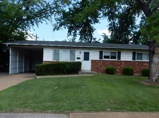 825 Lightwood Dr, Hazelwood, MO 63042