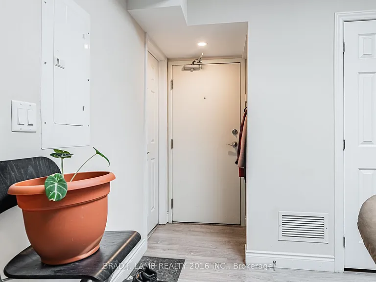 2904 A Danforth Ave #3 — Photo 16
