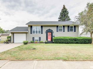 1611 Middle Rd, Camanche, IA 52730