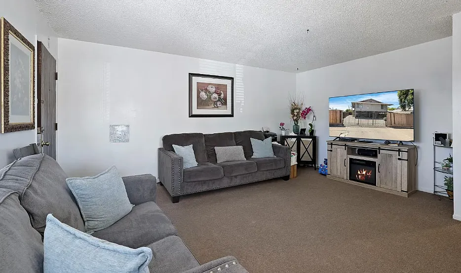 24 E Vine St — Photo 1