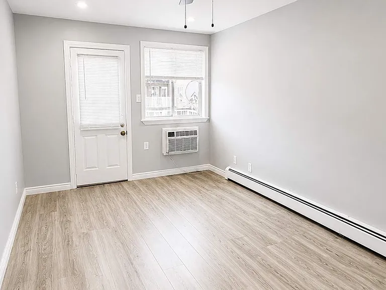 1222 E 82nd St #2 — Photo 8
