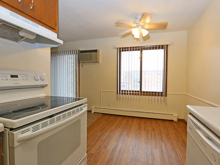 Apache Manor Apartments — Photo 18
