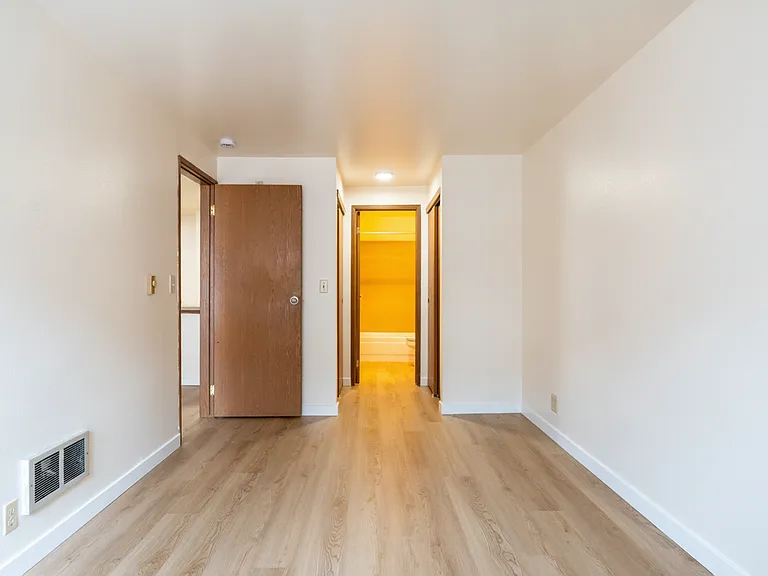 Park Royal Apartments — Photo 19
