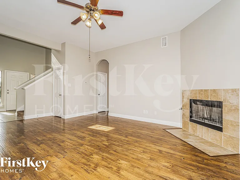 1215 Jessie Ln — Photo 3