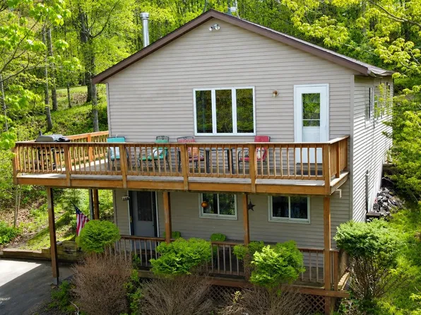 W16468 S Hilbert Dr, Armstrong Creek, WI 54103