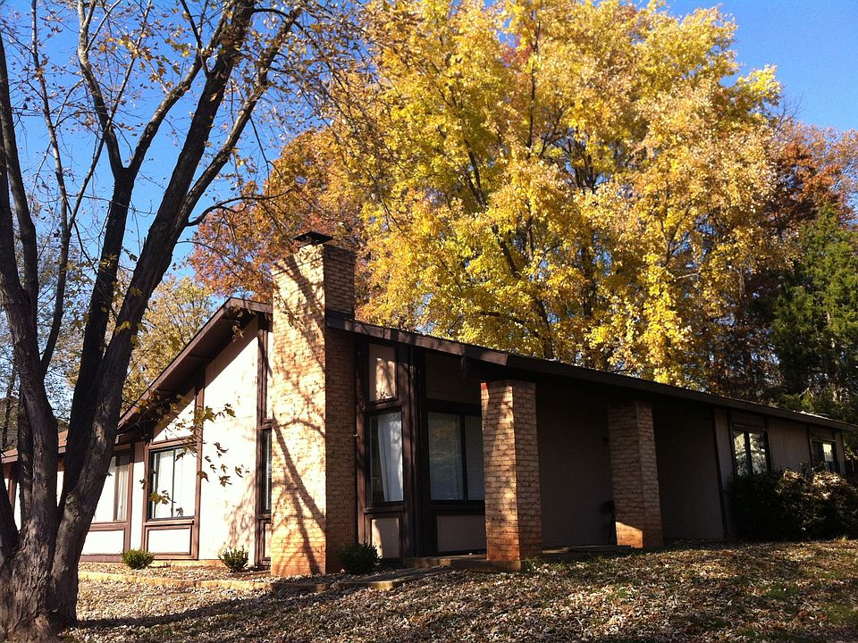 1st image of 211 W Meadowland Ln