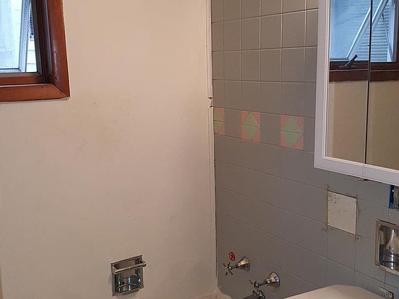 2nd image of 1123 E Centre St