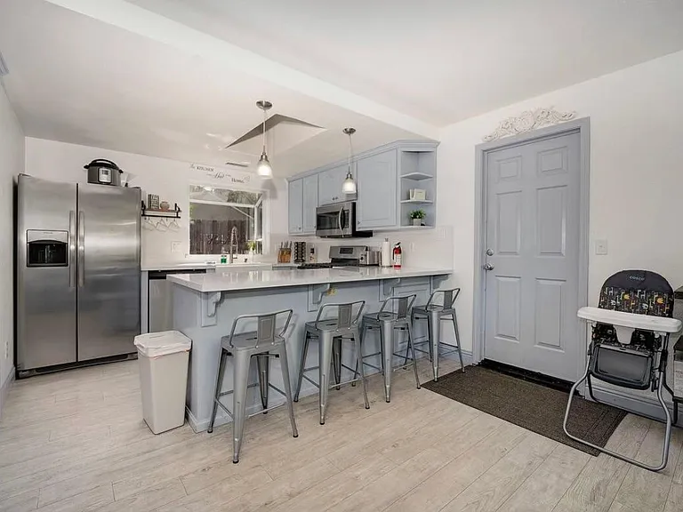 countertop chairs can be included if desired