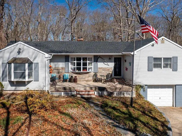 41 Deer Leap Road, Ridge, NY 11961