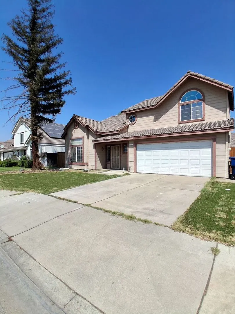 Clovis Charmer: A Two-Story Home in Clovis, CA! — Photo 4