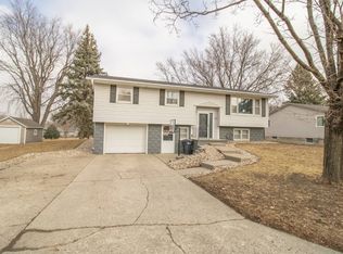 423 Railroad St, Hull, IA 51239