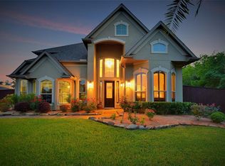 900 Pinecrest Ct, Friendswood, TX 77546