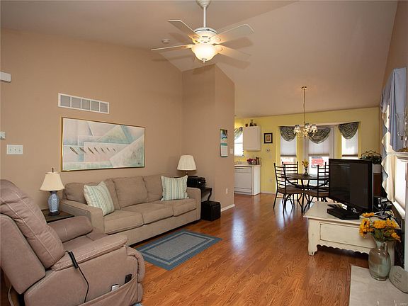 4th image of 34 Jost Villa Dr
