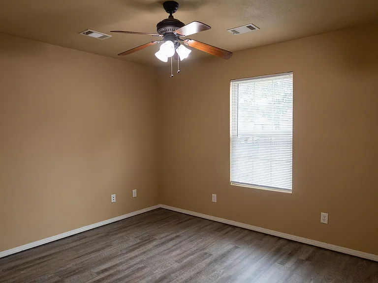 402 N Main St #B — Photo 7