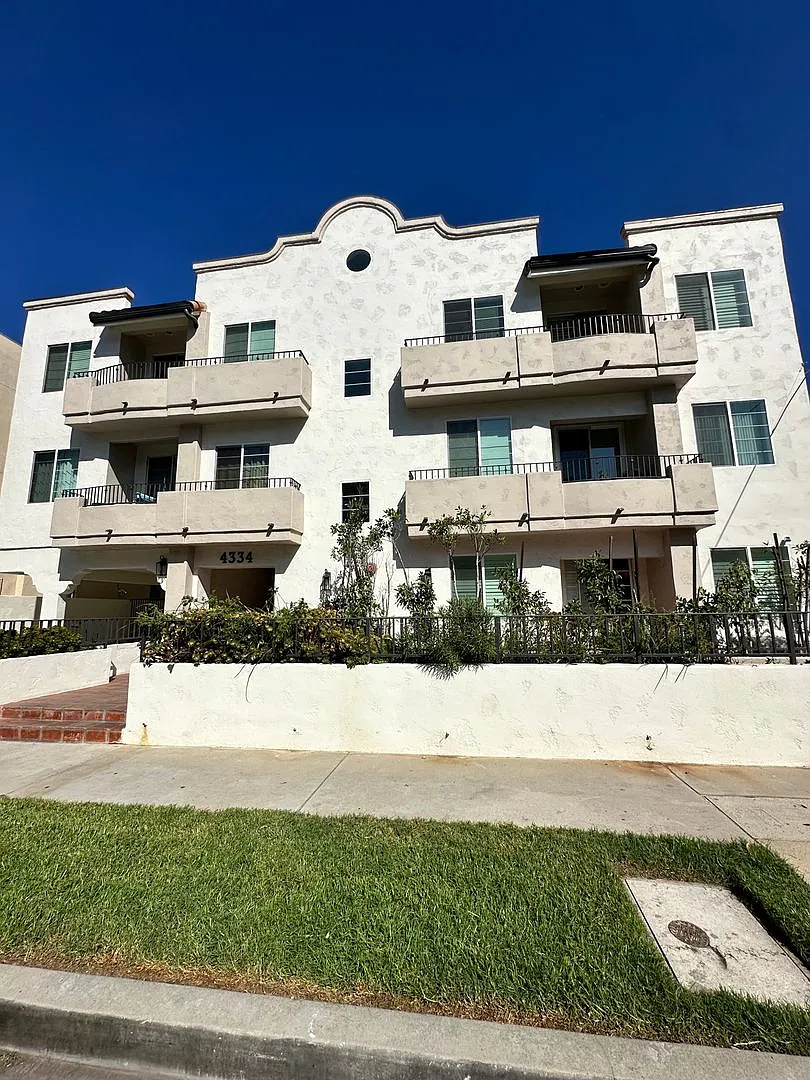 Prime Sherman Oaks Living Remodeled Rare Ground Level Spacious 3 Bed / 3.5 Bath — Photo 1