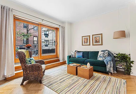 4th image of 39 Plaza St W