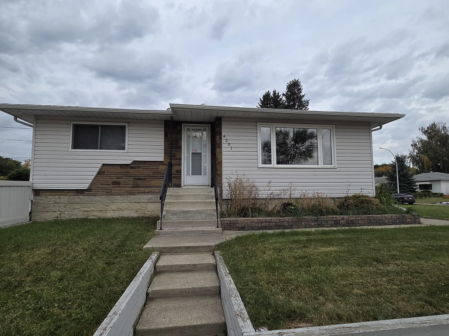 4201 116 Avenue Northwest Edmonton — Photo 1