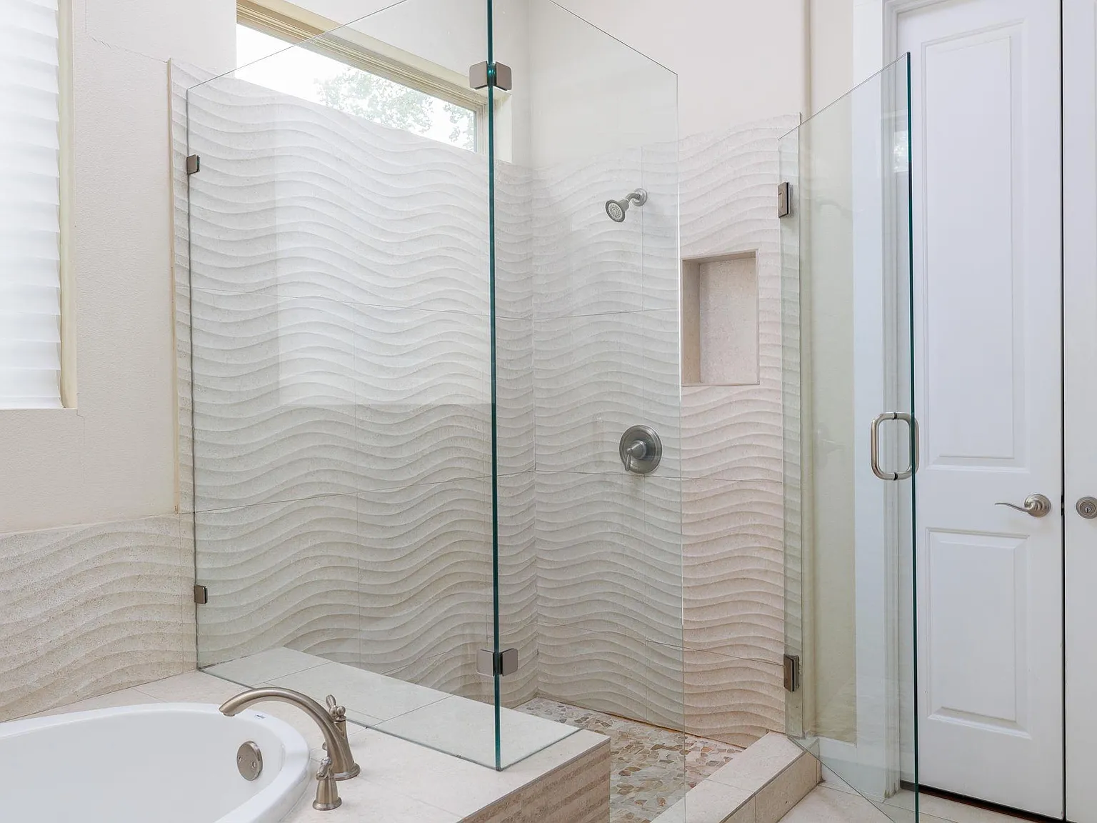 4 bed, 3.0 bath, 2796 sqft, $9,300 — Photo 3
