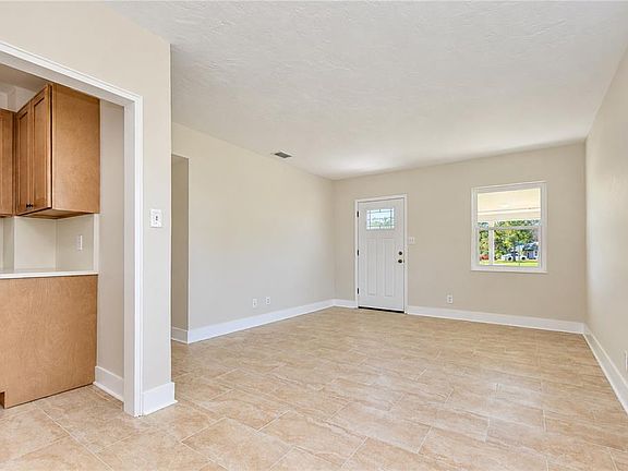 5th image of 4117 BAY STREET NE