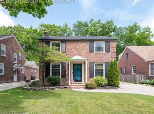 1920 Huntington Blvd, Grosse Pointe Woods, MI 48236