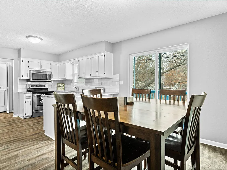 910 E Summit St — Photo 16