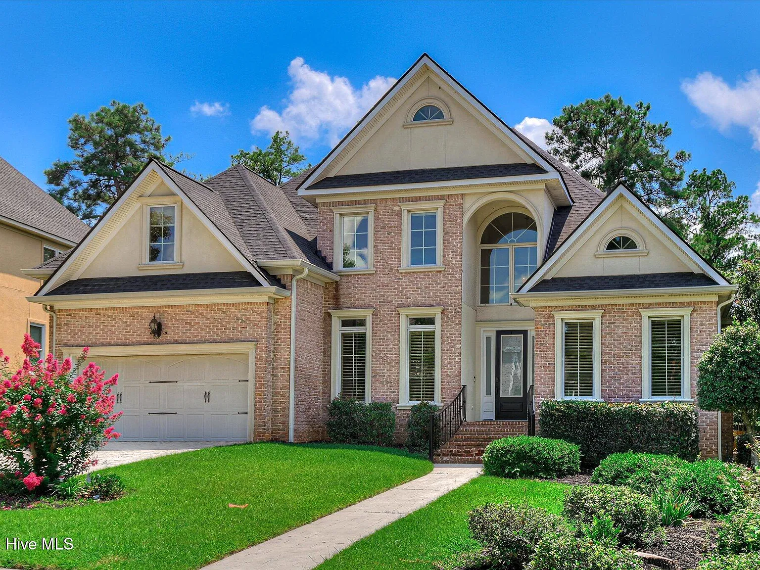 4 bed, 3.5 bath, 3450 sqft, $3,500 — Photo 2