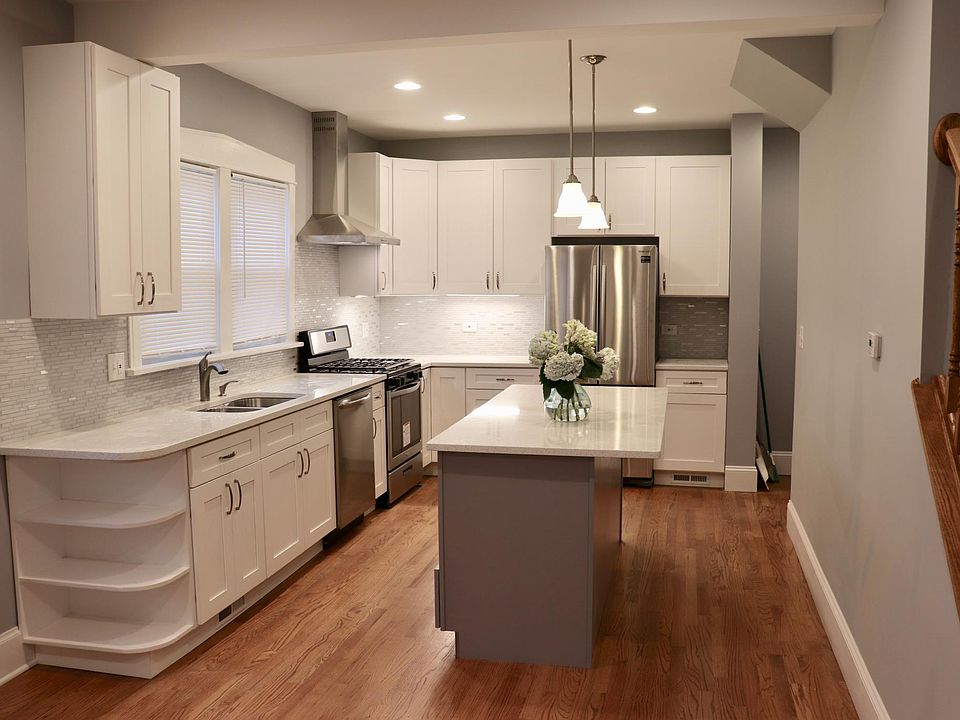 42"TALL CABINET, QUARTZ CNTRTPS, STAINLESS STEEL APPLIANCES, ISLAND