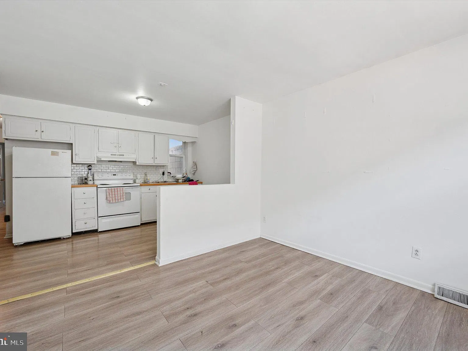 2 bed, 1.0 bath, 1920 sqft, $1,600 — Photo 3