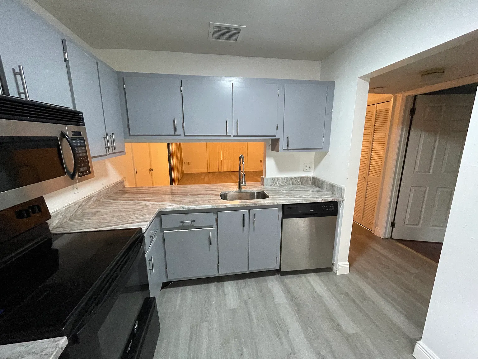 3 bed, 917 sqft, $1,800 — Photo 4
