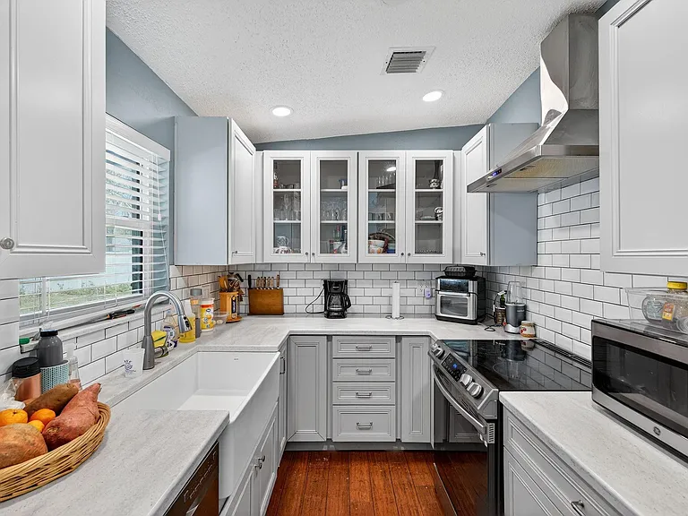300 SW 25th Ave — Photo 14
