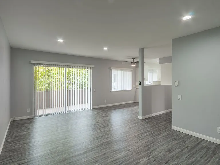 1527 Yale St #6 — Photo 16