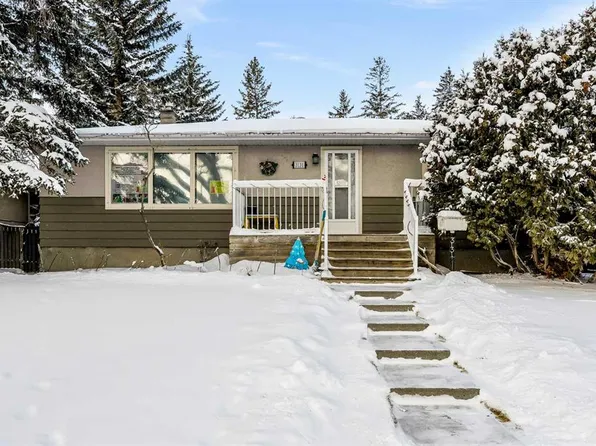 3131 E 33rd St SW, Calgary, AB T3E 2V1