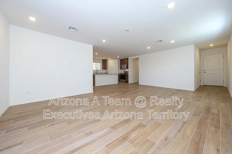 3 bed, 2.0 bath, 1465 sqft, $2,025 — Photo 2