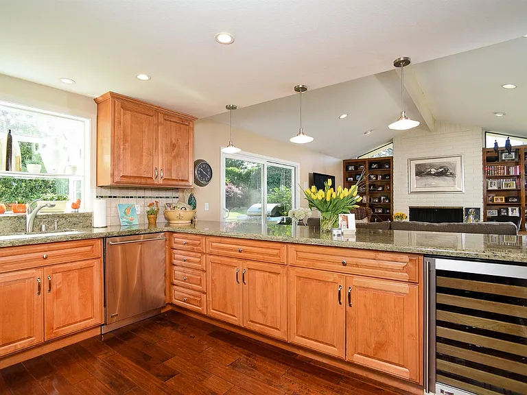 1228 Lantern Ct — Photo 9