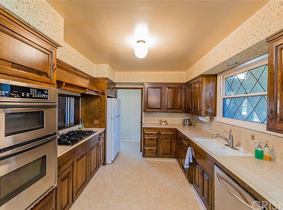 4th image of 23846 Hatteras St