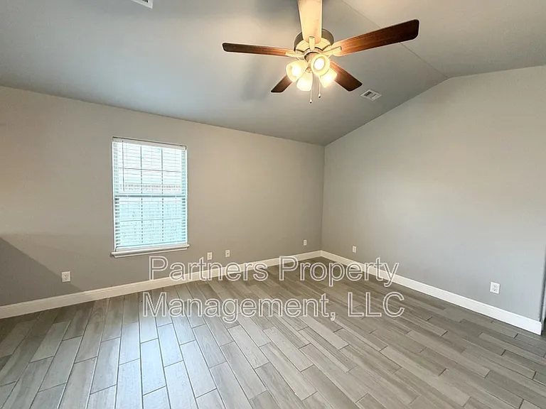 5910 NW Hancock St — Photo 2