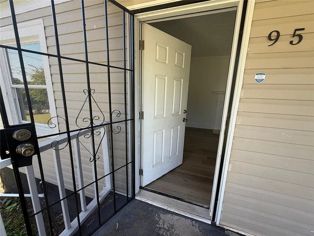 3 bed, 2.0 bath, 1164 sqft, $2,300 — Photo 3