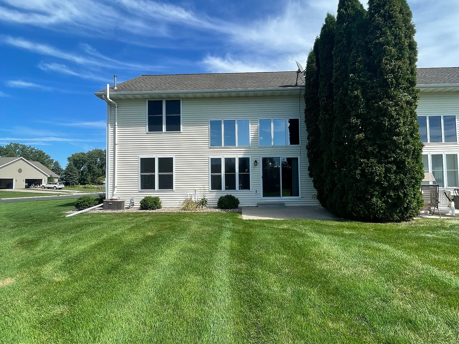 4 bed, 2064 sqft, $2,700 — Photo 2